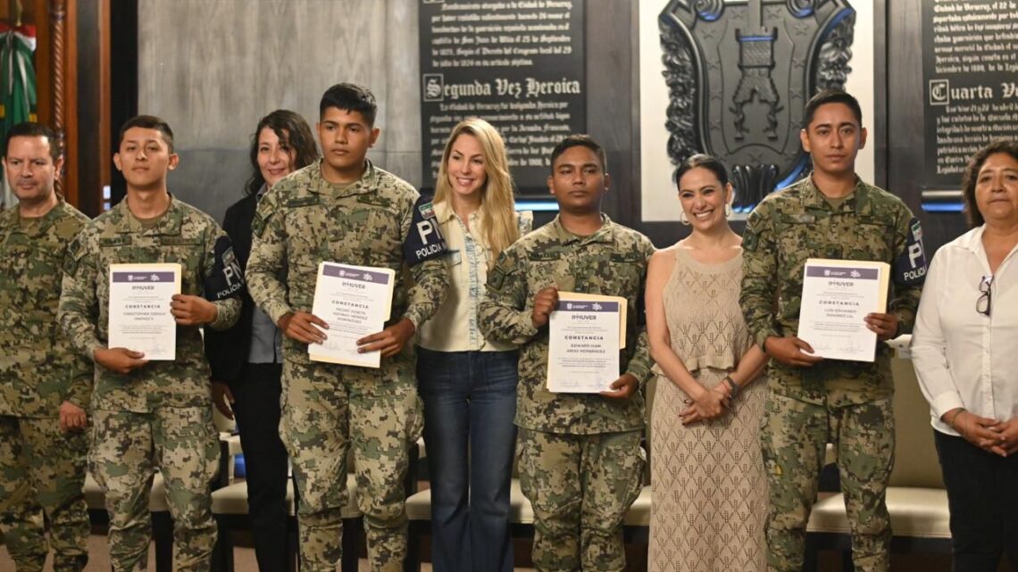 Reconocimiento a policías del puerto de Veracruz