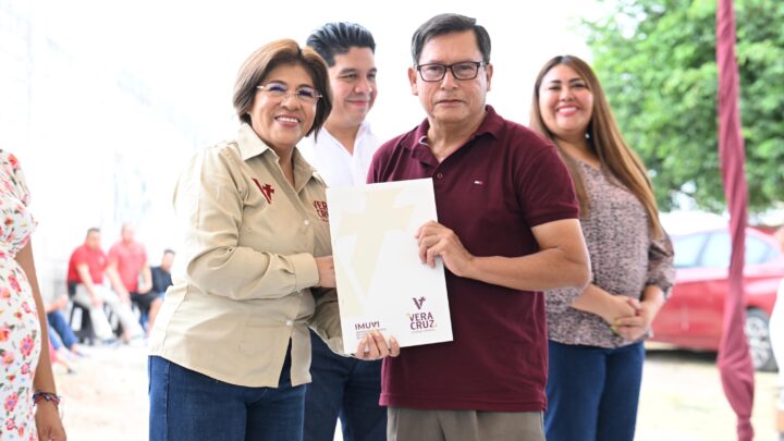 Entregan 255 escrituras a familias veracruzanas