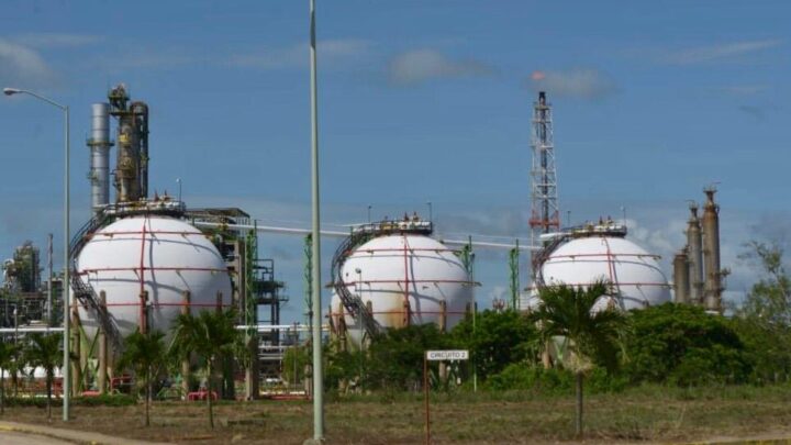 Pemex: la corrupta red familiar por 162 millones en refinería de Minatitlán