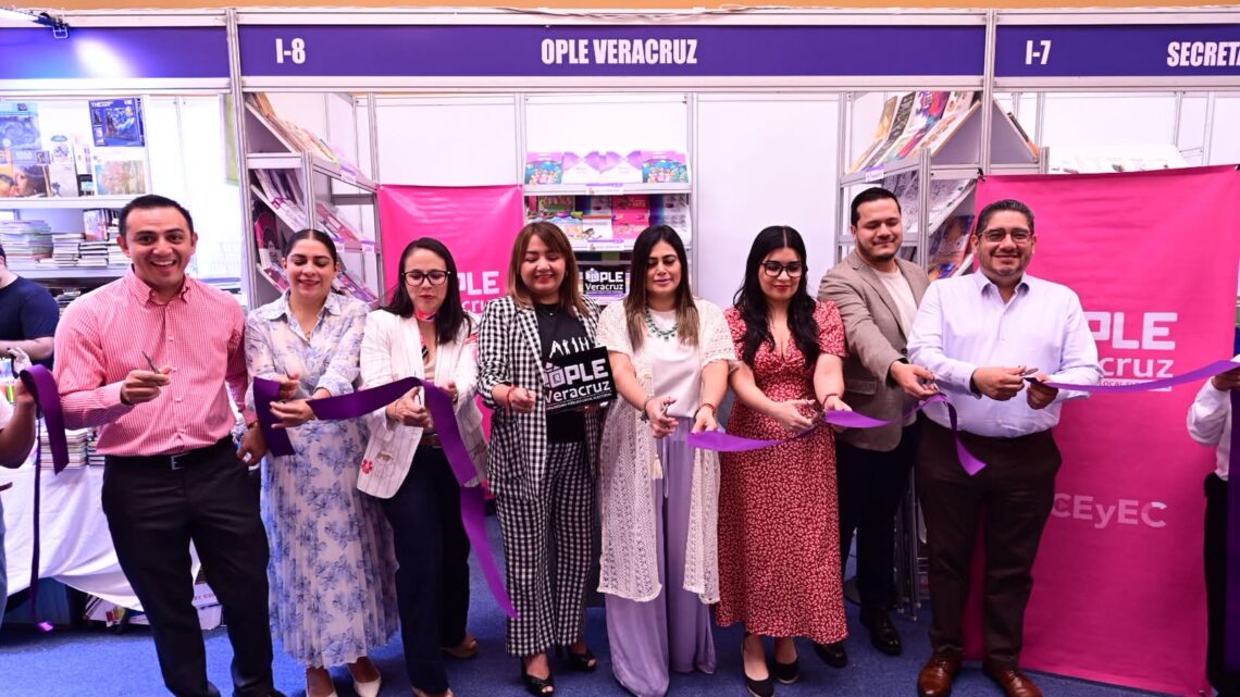 OPLE Veracruz en la Feria Internacional del Libro Universitario